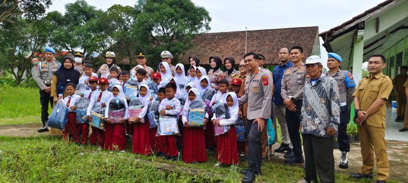Momen Haru Kapolres Kuningan di SDN 3 Sukadana : Sekolah Kecil, Semangat Besar