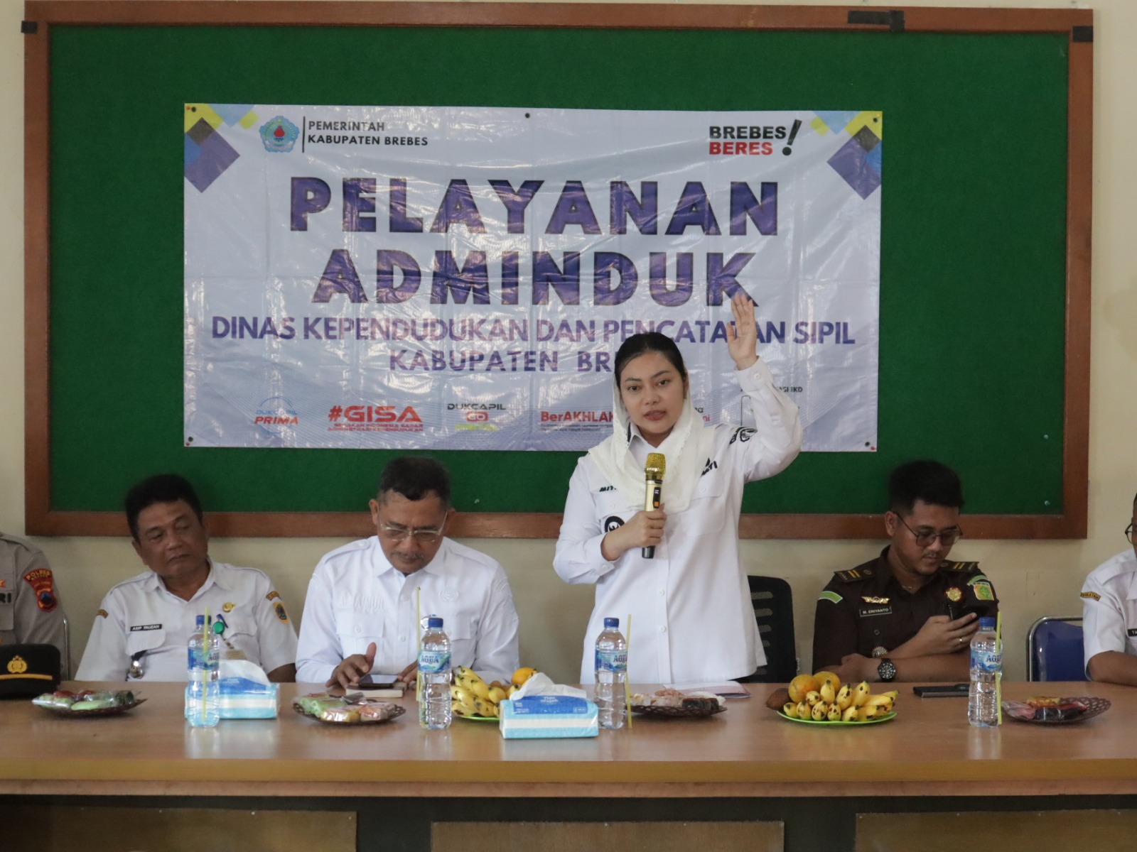 Sentuh Lansia dan Disabilitas, Bupati Brebes Hadirkan Layanan Adminduk dan Cek Kesehatan Gratis di Desa