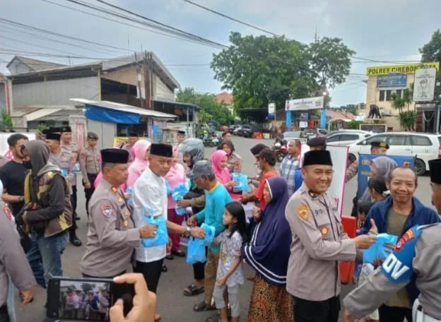 500 Takjil Dibagikan, Polres Cirebon Kota Tebar Kepedulian di Bulan Ramadhan