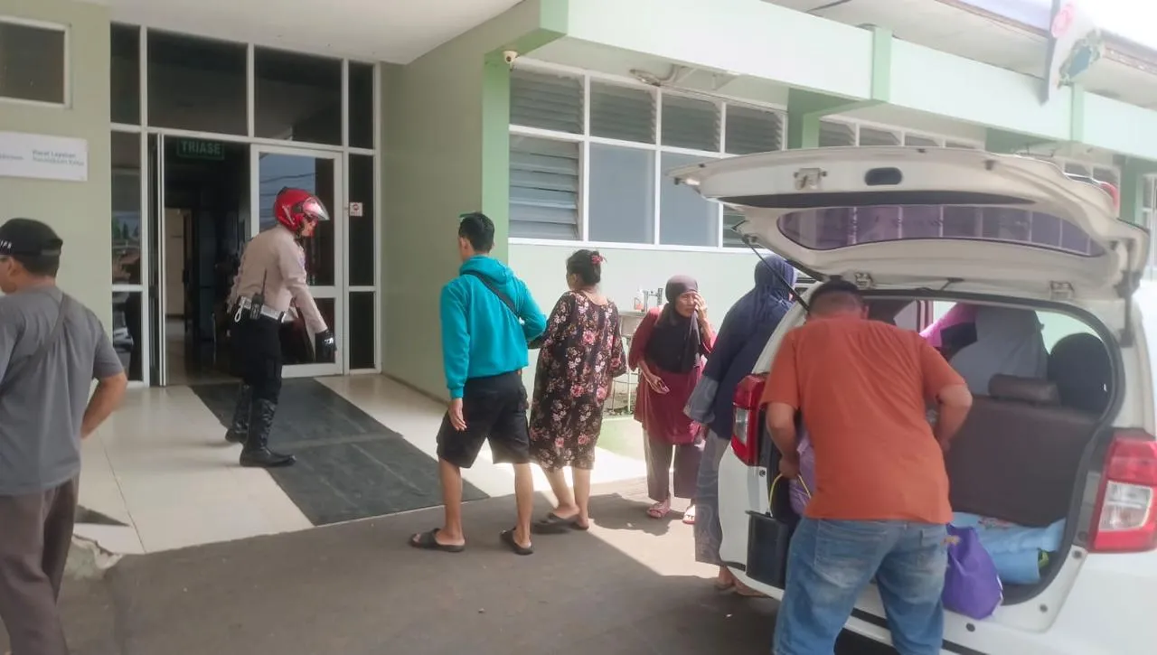 Aksi Sigap Anggota satlantas Polres Kuningan, Urai Macet Bantu Ibu Hendak Melahirkan