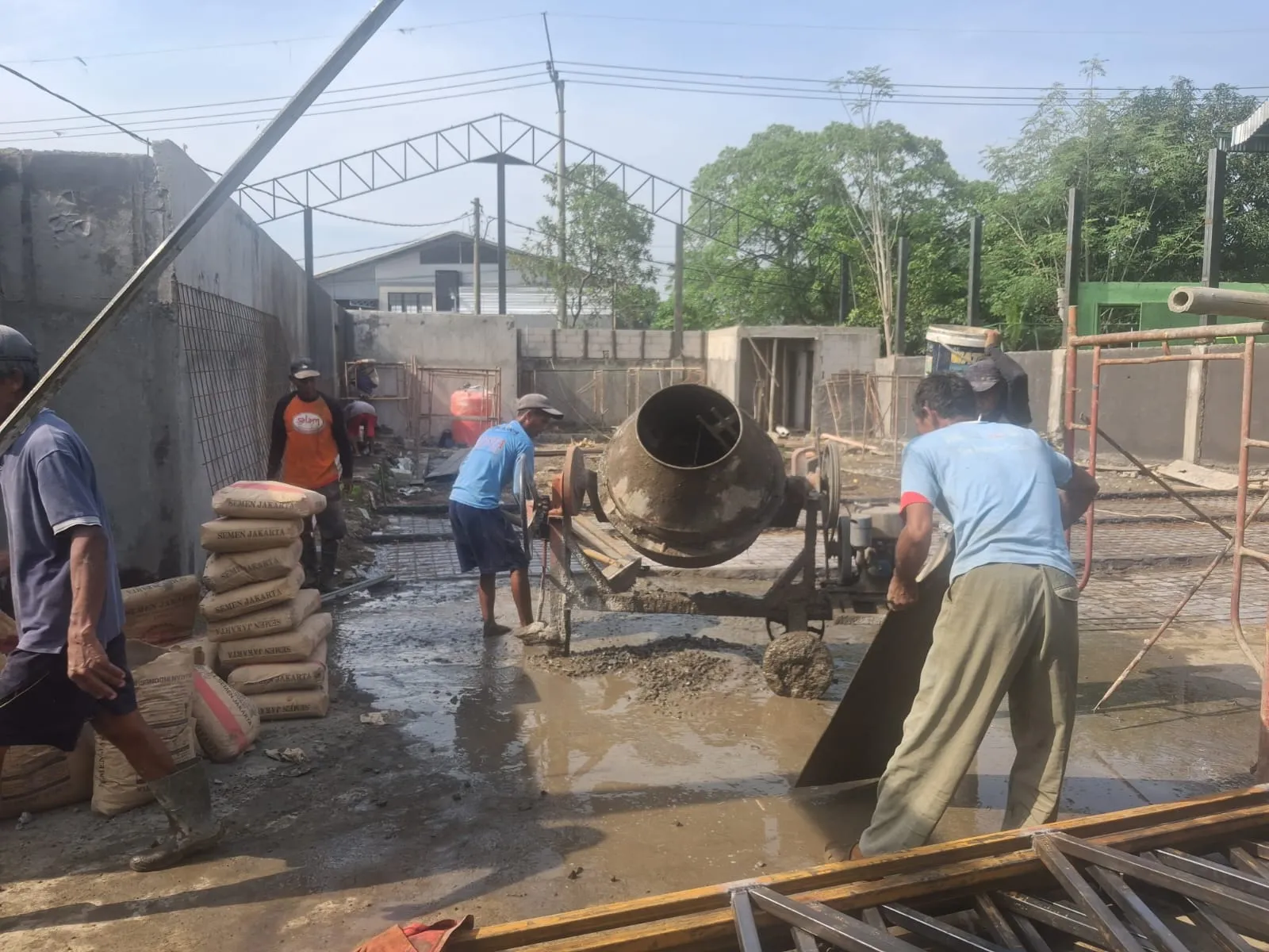 Babinsa Kecapi Bersama Warga Kebut Pembangunan Koperasi Merah Putih