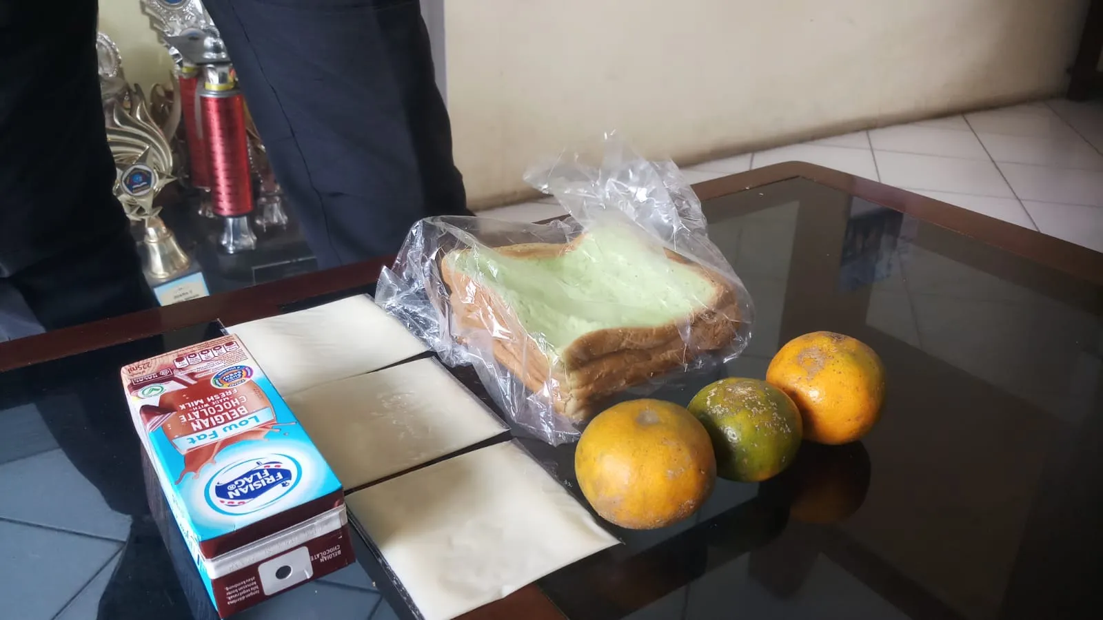 Cuma Dapat 3 Jeruk, Roti, dan Susu, Menu Makan Bergizi Gratis di SMA Tuai Kekecewaan Wali Murid