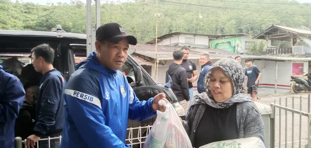 H. Uus Suryana Bagikan 2.000 Paket Sembako untuk Yatim dan Lansia di Rancabali pada Ramadan 2026