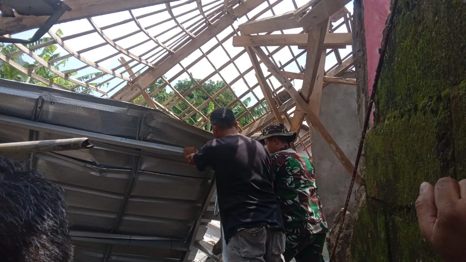 Kuwu Kusnan Tinjau Langsung Rumah Warga Yang Diterjang Angin Puting Beliung ,Kerugian Capai Rp100 Juta