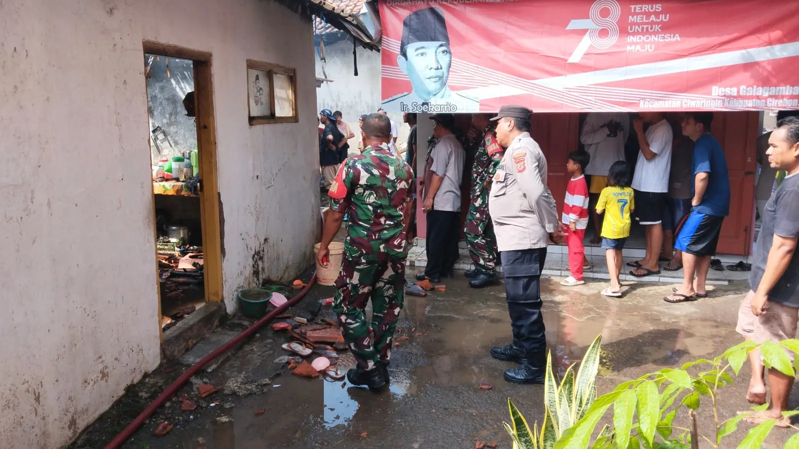 Respon Cepat Polresta Cirebon Tangani Kebakaran Rumah di Desa Galagamba Ciwaringin