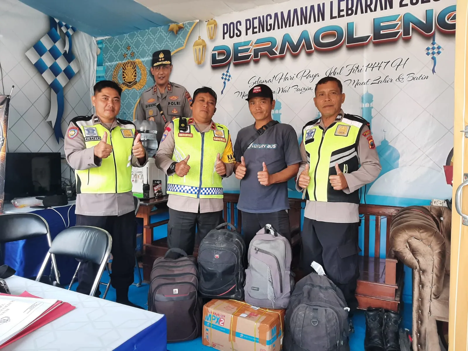 Wujud Nyata Pelayanan Polri: Personel Pospam Dermoleng Kembalikan Barang Pemudik yang Terjatuh